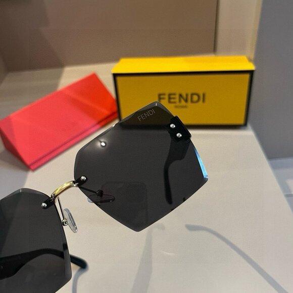 FENDI FF Logo Oversize Sunglasses - Picture 2 of 9